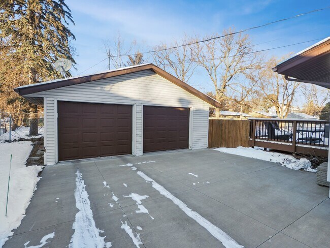 Building Photo - Open and Updated 2-Bed Home with Granite & Hardwood  in Arden Hills!"