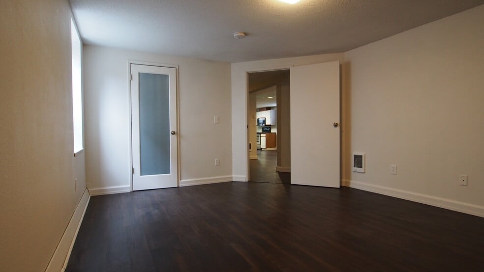 BR 1 - 4415 SE Hawthorne Blvd