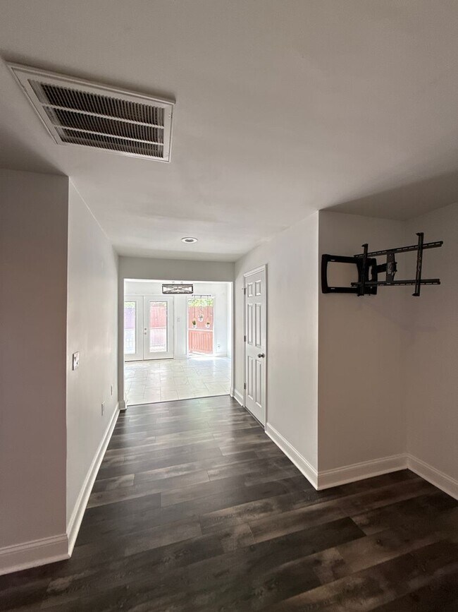 Building Photo - Updated Ranch Home with Luxury features!