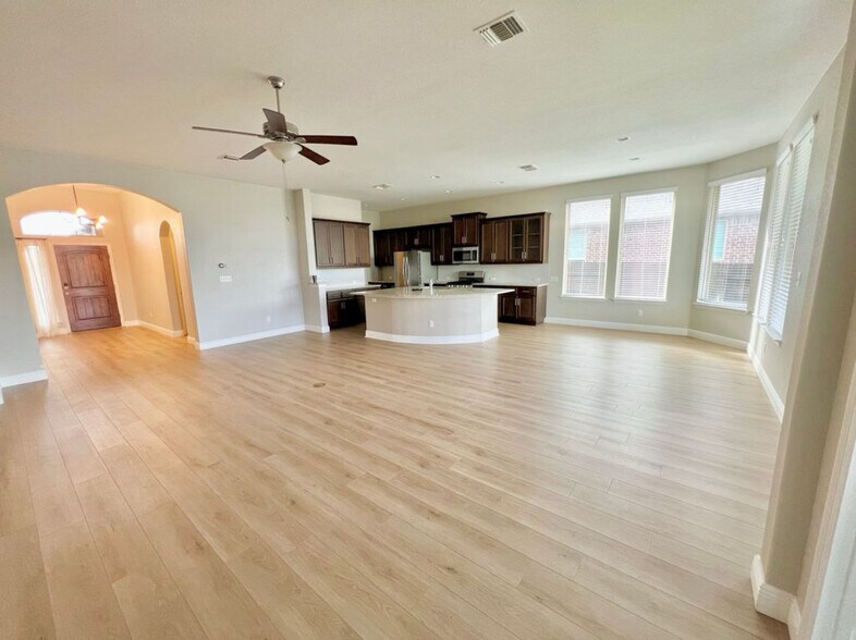 Building Photo - 456 Betony Loop