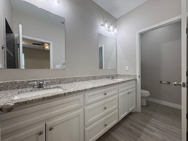 Building Photo - DCR602