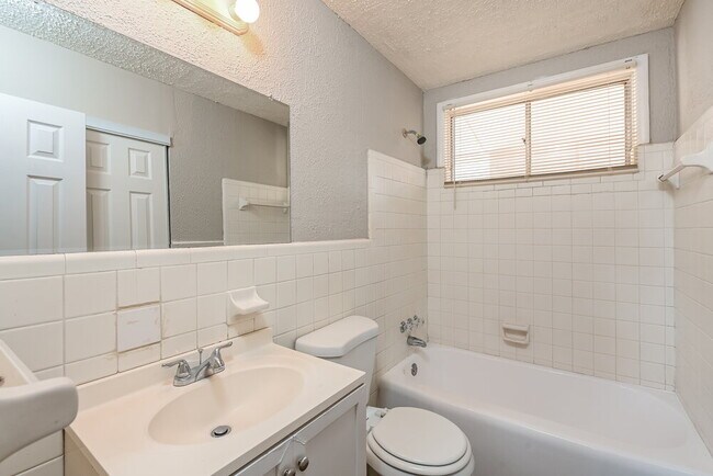 Building Photo - 645 Melrose Dr