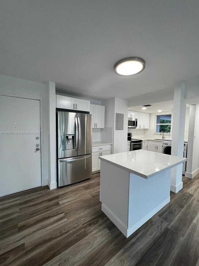 Building Photo - 310 Fontainebleau Blvd