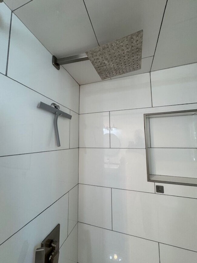 Building Photo - Modern Alamitos Beach 2 bedroom Condo plus...