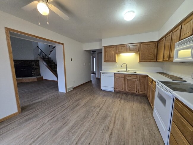 Building Photo - Prairie Townhomes