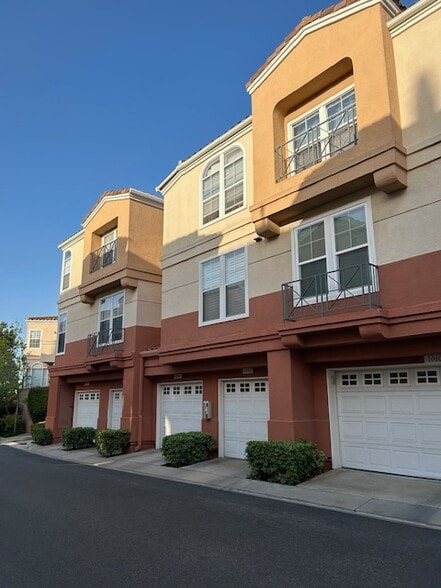 Building Photo - 1020 S San Marino Way