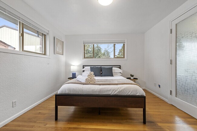 Building Photo - 1627 E Broadway