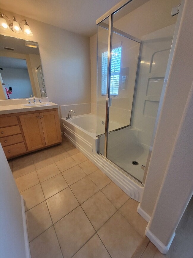 Building Photo - Gorgeous Condo in the heart of Folsom Community