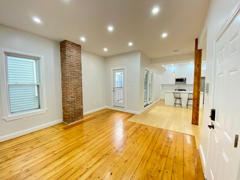 Building Photo - 258 W Broadway