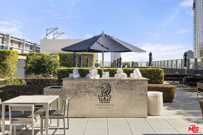 Building Photo - 900 W Olympic Blvd