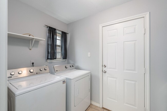 Building Photo - AVAILABLE AUGUST 2026 - Charming 3 bed/ 2 ...