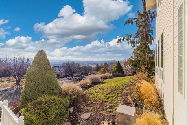 Building Photo - 5663 Basin View Dr