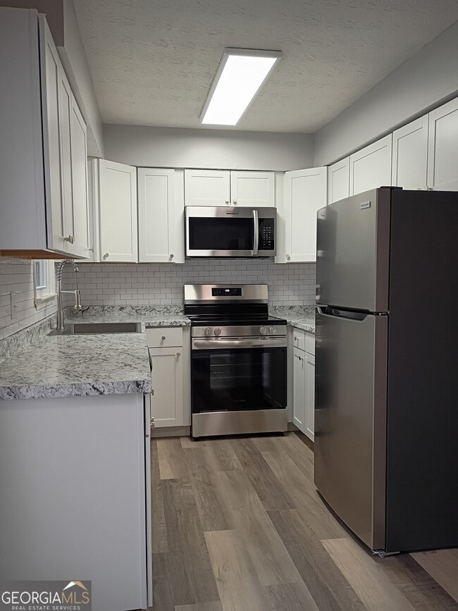 Building Photo - 10 Oak Mt Dr