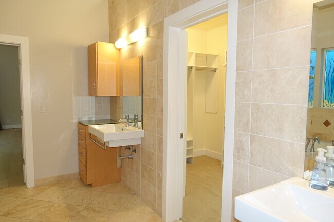 Building Photo - GREAT North Los Altos Home, large rooms, v...