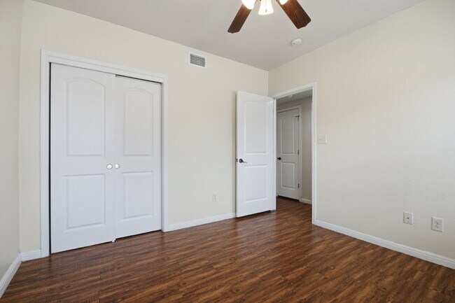 Building Photo - 302 W San Antonio St