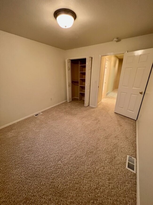 Building Photo - Updated 3 Bedroom Condo!