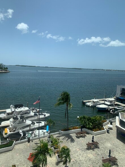 Building Photo - 905 Brickell Bay Dr