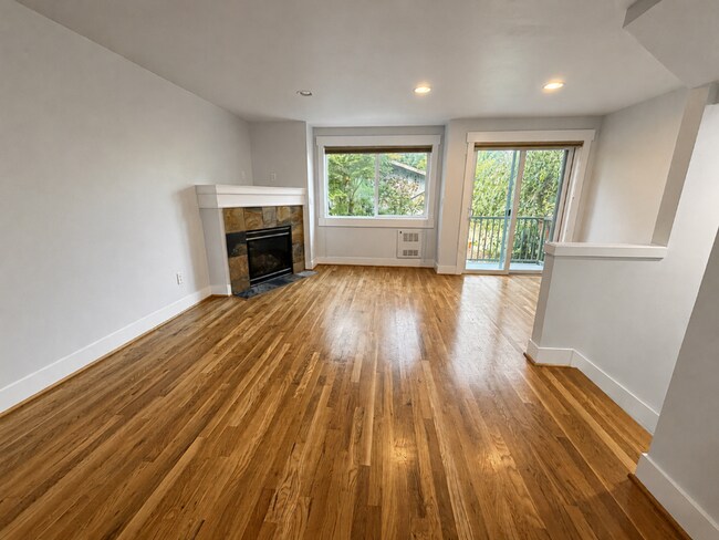 Building Photo - 9215 Roosevelt Way NE