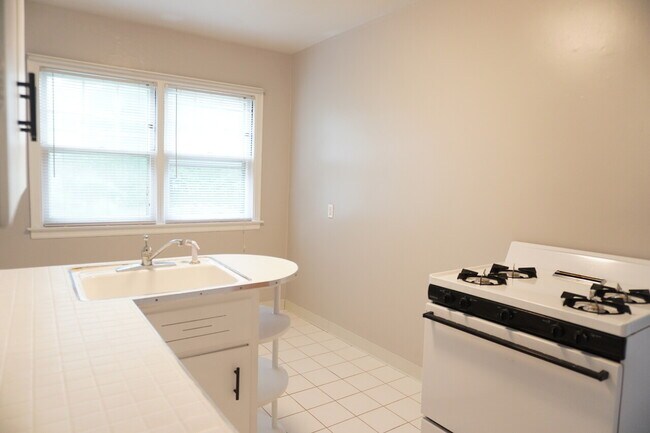 Building Photo - 425