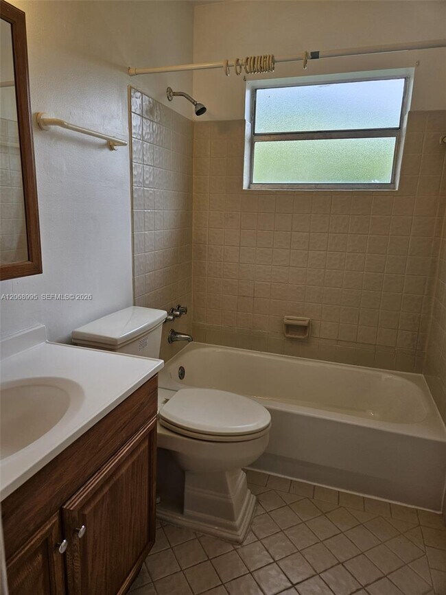 Building Photo - 1008 NE 34th Ct