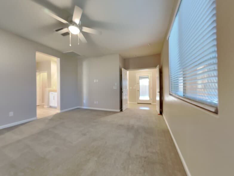 Building Photo - 21266 W Wilshire Dr
