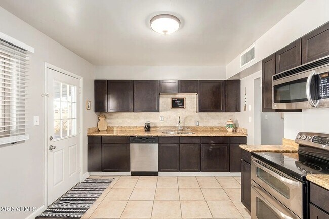 Building Photo - 1412 W 7th Pl