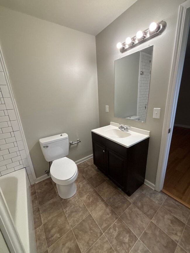 Building Photo - 606 N Upper St