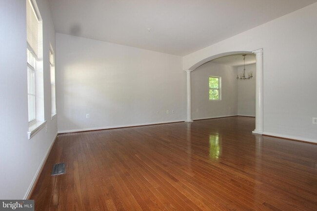 Building Photo - 406 Round Table Dr