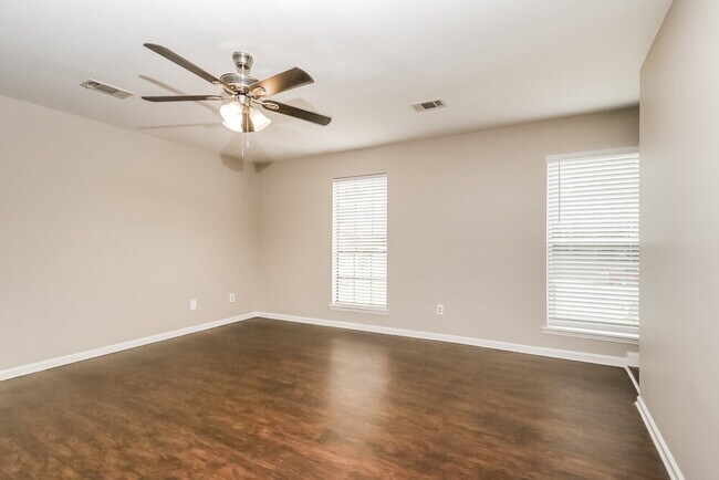 Building Photo - 978 Mainstreet Lake Dr