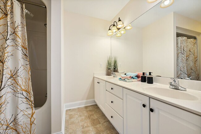 Building Photo - 2 Bed, 2 Bath SW Durham Townhome Near Duke and UNC * Mid or Long Term Rental