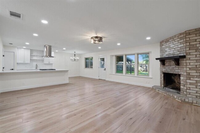 Building Photo - 304 Skyloop Dr
