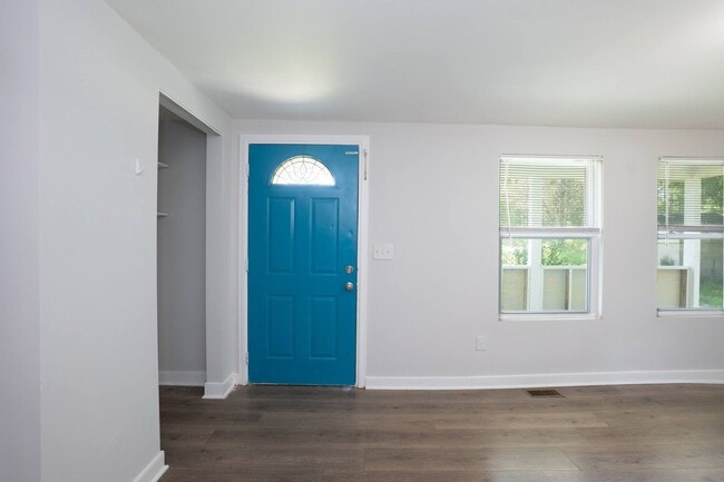 Building Photo - Three Bedroom Home!