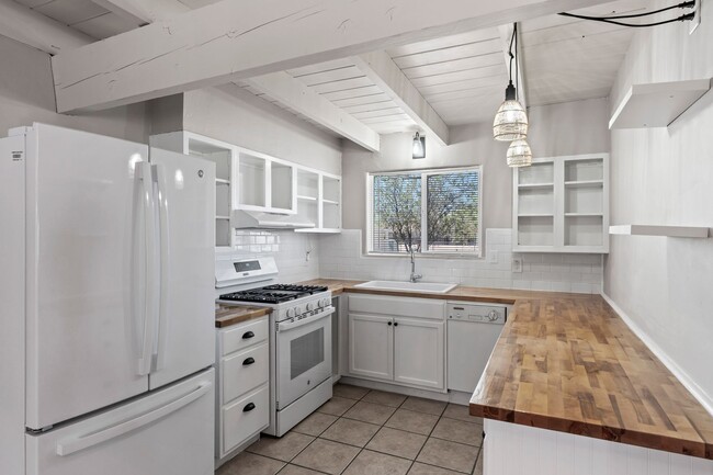 Building Photo - Charming central home