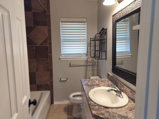 Building Photo - 3 Bedroom, 1 bathroom house in Edmond, OK with central heat and air