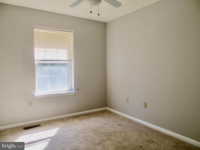 Building Photo - 105 Vernon Ct
