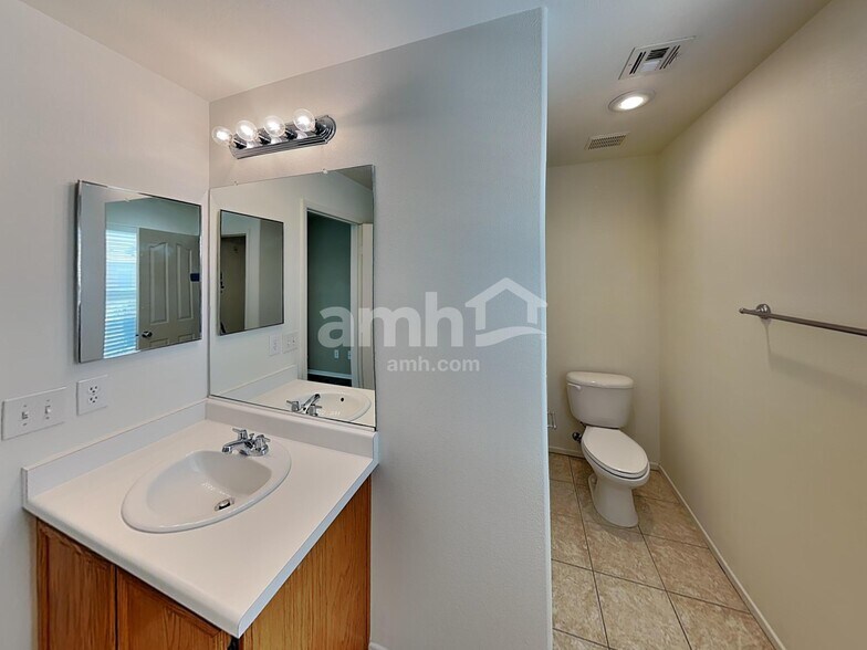 Building Photo - 79 Japonica Ave