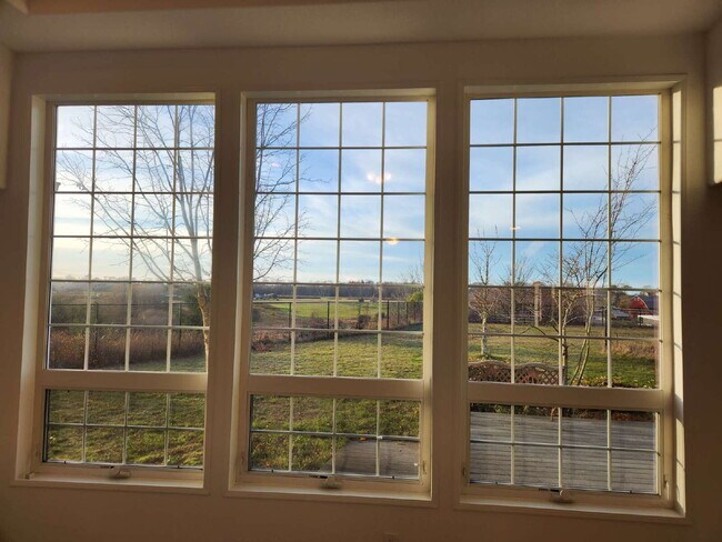 Building Photo - 3 bed 2 bath 2 car garage w/ great views i...
