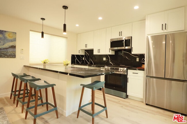 Building Photo - 918 N San Vicente Blvd