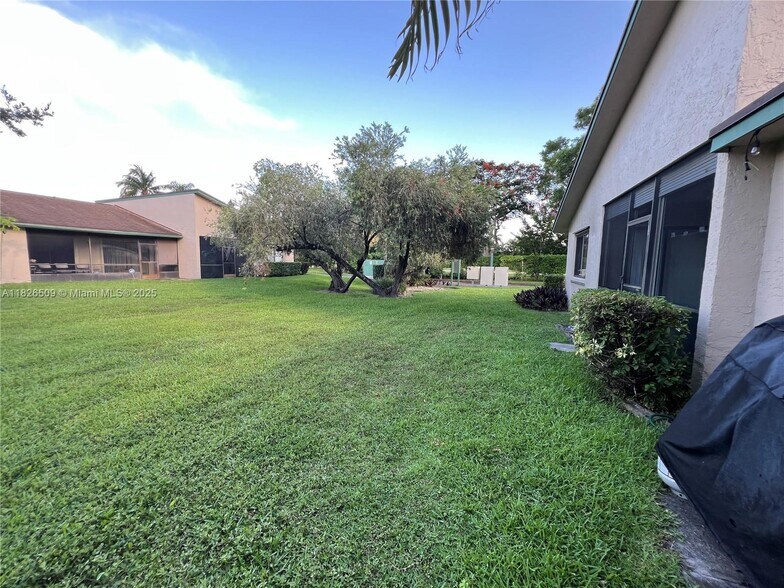 Building Photo - 460 Lakeview Dr