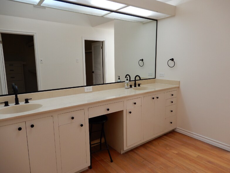 Building Photo - 609 N McColl Cir