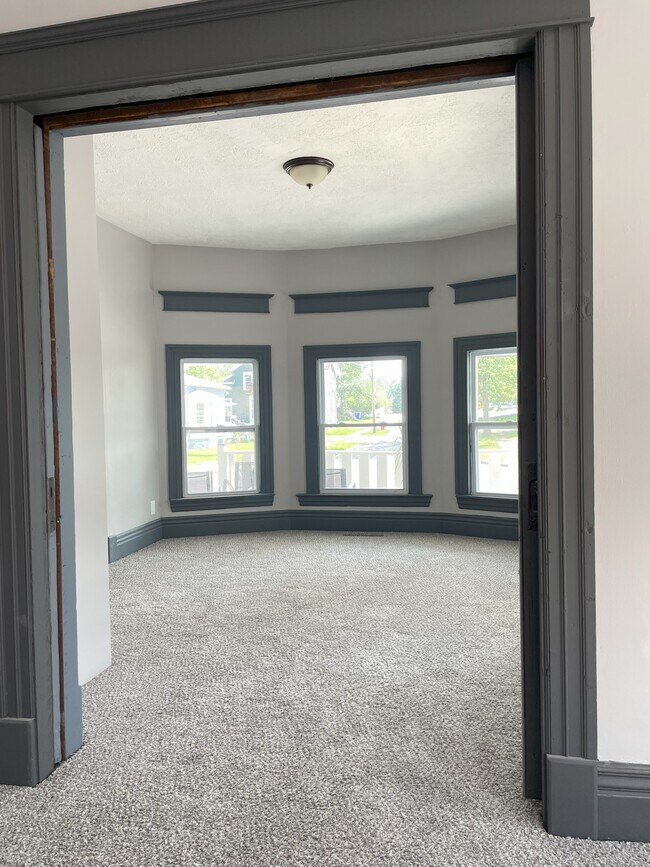 Building Photo - 407 E Center St