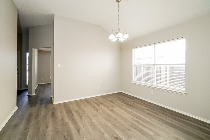 Building Photo - 6005 Castanada Dr