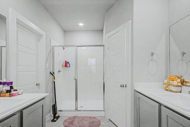 Building Photo - Experience Princeton Lifestyle
