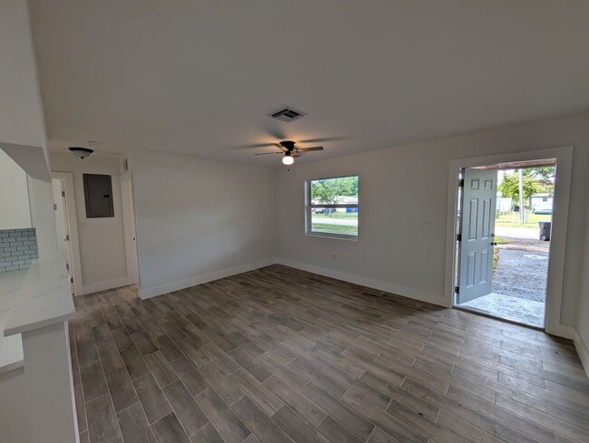 Building Photo - Bright & Updated Rental Near Downtown Fort Lauderdale