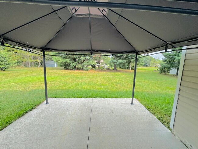 Building Photo - 2102 Oakwood Dr