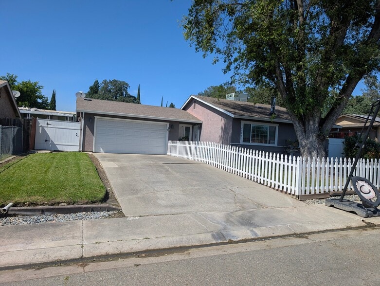 Building Photo - 2689 Forestview Dr