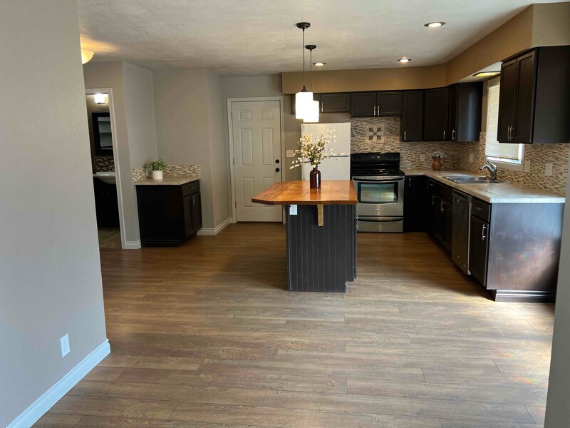 Building Photo - 748 S 7th St