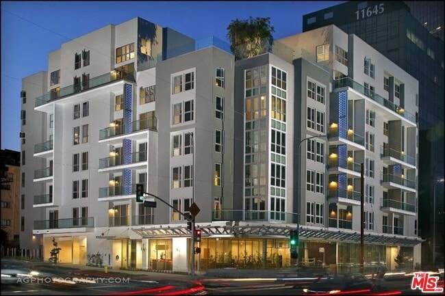 Building Photo - 1168 S Barrington Ave