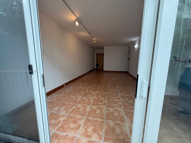 Building Photo - 2539 Bayshore Dr