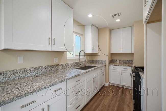 Building Photo - Large Lot! 2 Bed/ 1 Bath Single Family Property!